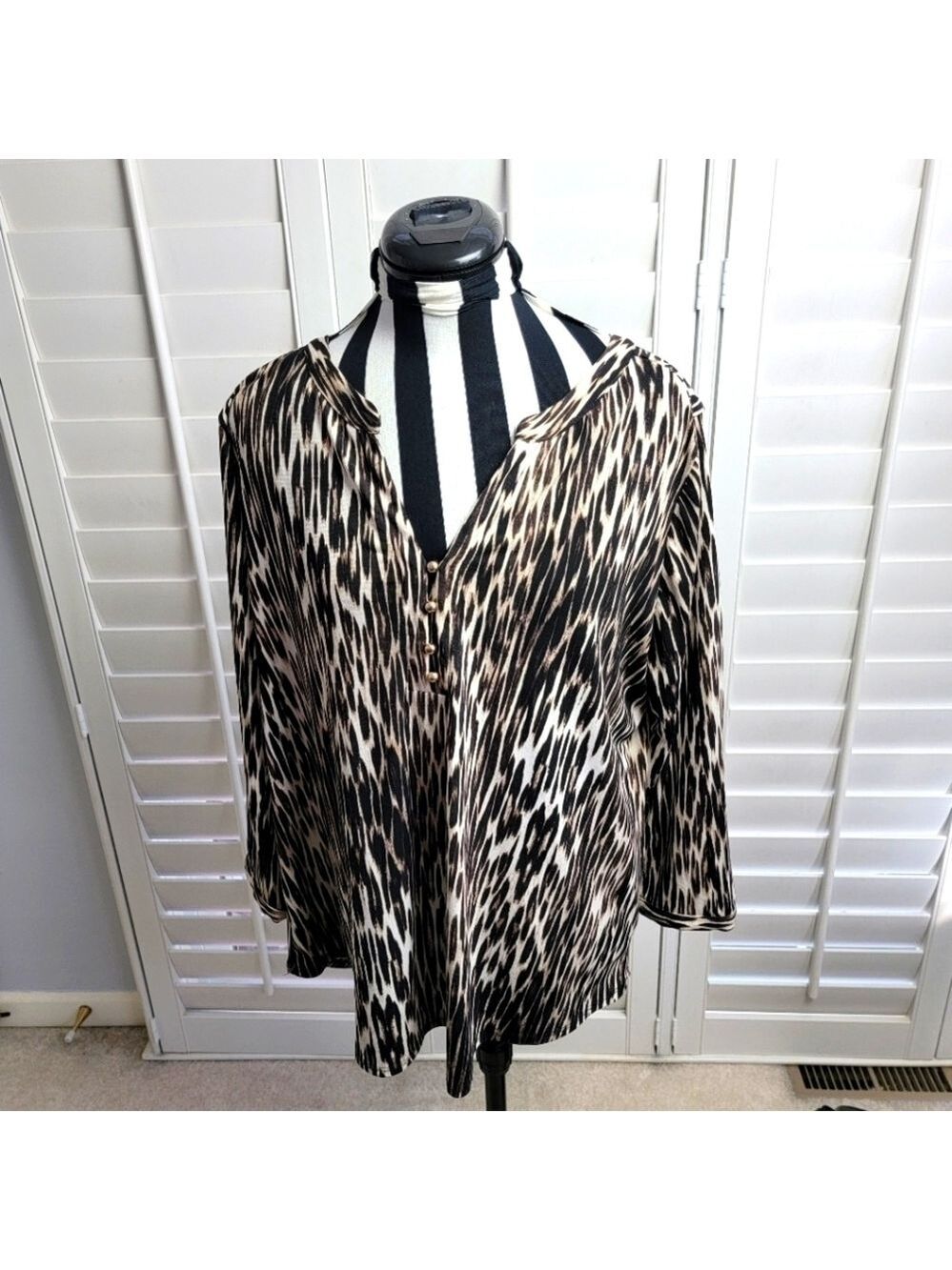 Dana Buchman 3/4 Sleeve Pull-over V-Neck with Button Detail Animal Print Size XL